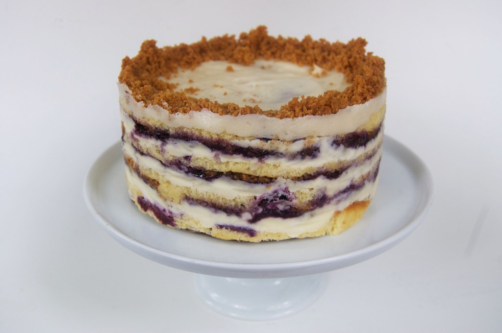 blueberry cake with liquid cheesecake and graham&nbsp;crumble